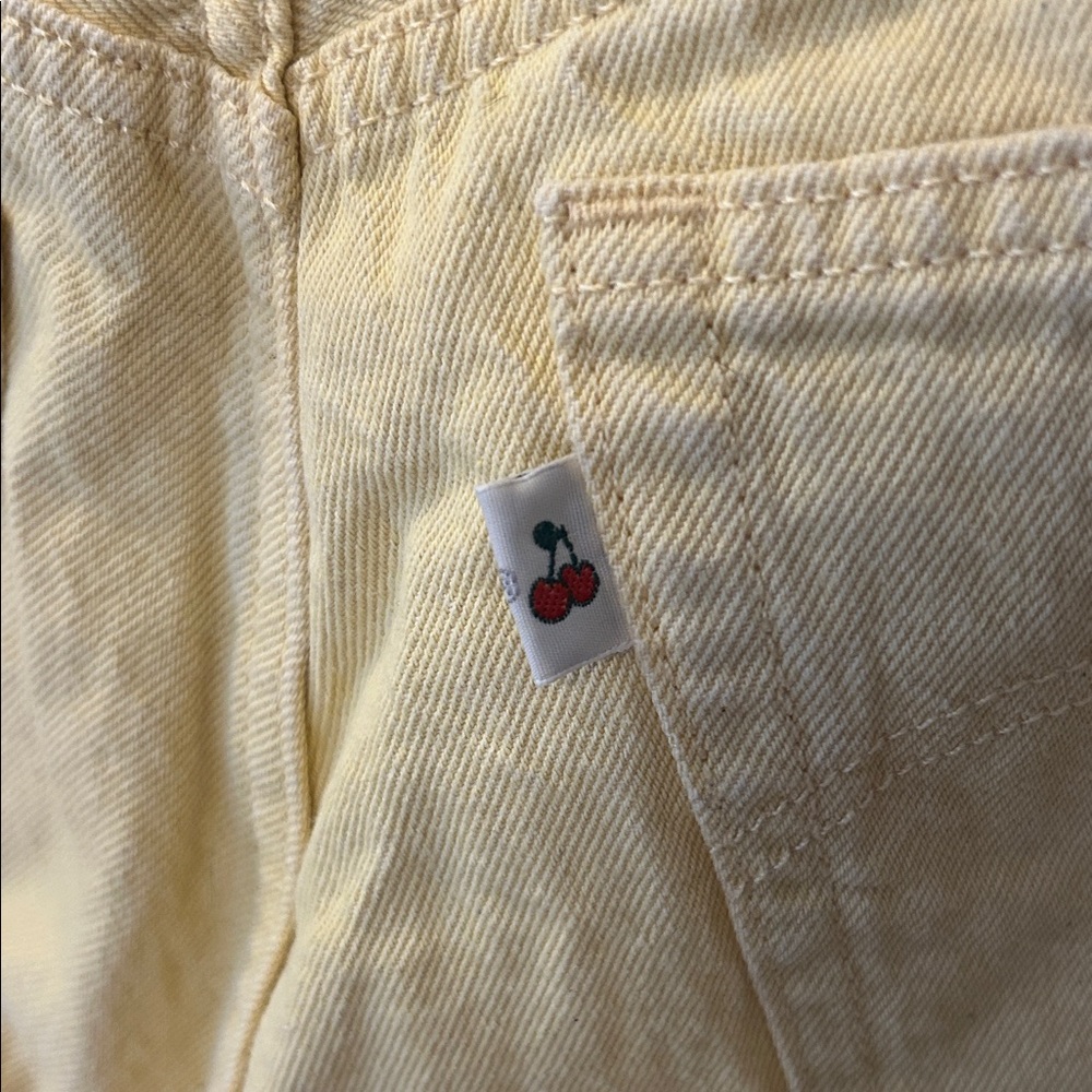 Yellow Levi’s Jean shorts size 28 - Picture 4 of 7